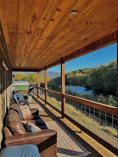 Delaneice Riverside Cabins