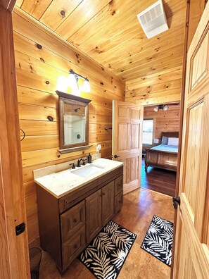 Haartrockner, Handtücher, Seife, Shampoo