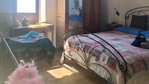 1 habitación, tabla de planchar con plancha, wifi y ropa de cama