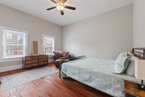 3 bedrooms, desk, iron/ironing board, free WiFi