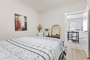 3 bedrooms, desk, iron/ironing board, free WiFi - 3BR Downtown Charm, Convenient Locale! (Indianapolis)