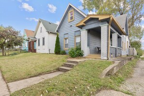 Exterior - 3BR Downtown Charm, Convenient Locale! (Indianapolis)