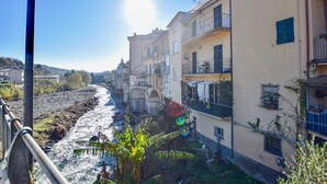 A coastal town with buildings along the river, balconies with railings, and a clear sky. - Gorgeous apartment in Pontremoli (Pontremoli)