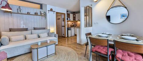 Een televisie en een open haard