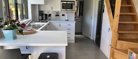 Frigorifero, microonde, piano cottura, lavastoviglie