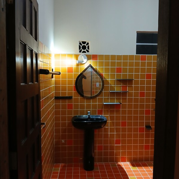 Een douche, handdoeken, zeep, toiletpapier