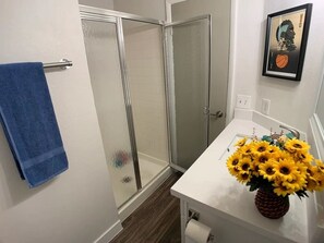 Suihku, pyyhkeet, saippua, sampoo