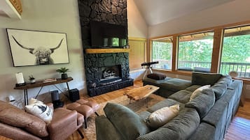 Smart TV, chimenea, videojuegos, mesa de ping pong