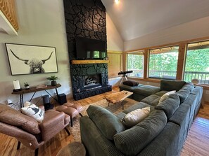 TV connectée, cheminée, jeux vidéo, table de tennis de table