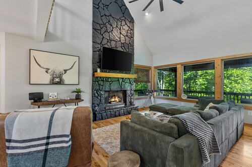 Moose Shack - Mountain Views · Spa King Suite · Game Room · 3 Patios