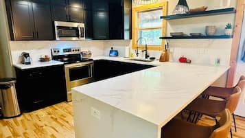 Refrigerador, microondas, horno, placa de cocina