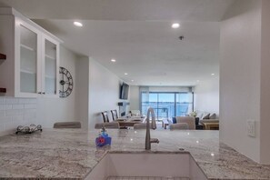 Interior - Bayfront 4th fl. balcony, parking, beach, bikes (San Diego)
