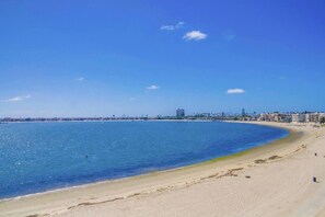 Ubicación a pie de playa, tumbonas y toallas de playa