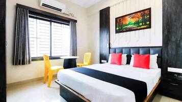 Schreibtisch, laptopgeeigneter Arbeitsplatz, kostenloses WLAN