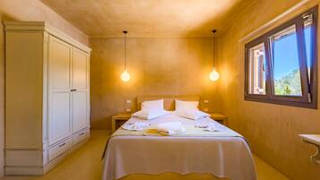 2 bedrooms, iron/ironing board, WiFi (free), bed sheets