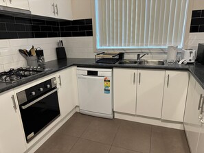 Geladeira, micro-ondas, fogão, cooktop