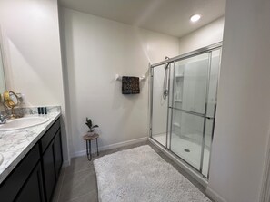 Shower, hair dryer, towels, soap - Spacious 5-bedroom house with AC, WiFi in fantastic Rockledge (Rockledge)