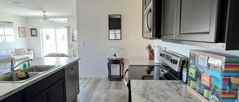 Frigorifero, microonde, forno, piano cottura