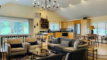 Smart-TV, peis, bøker og stereoanlegg