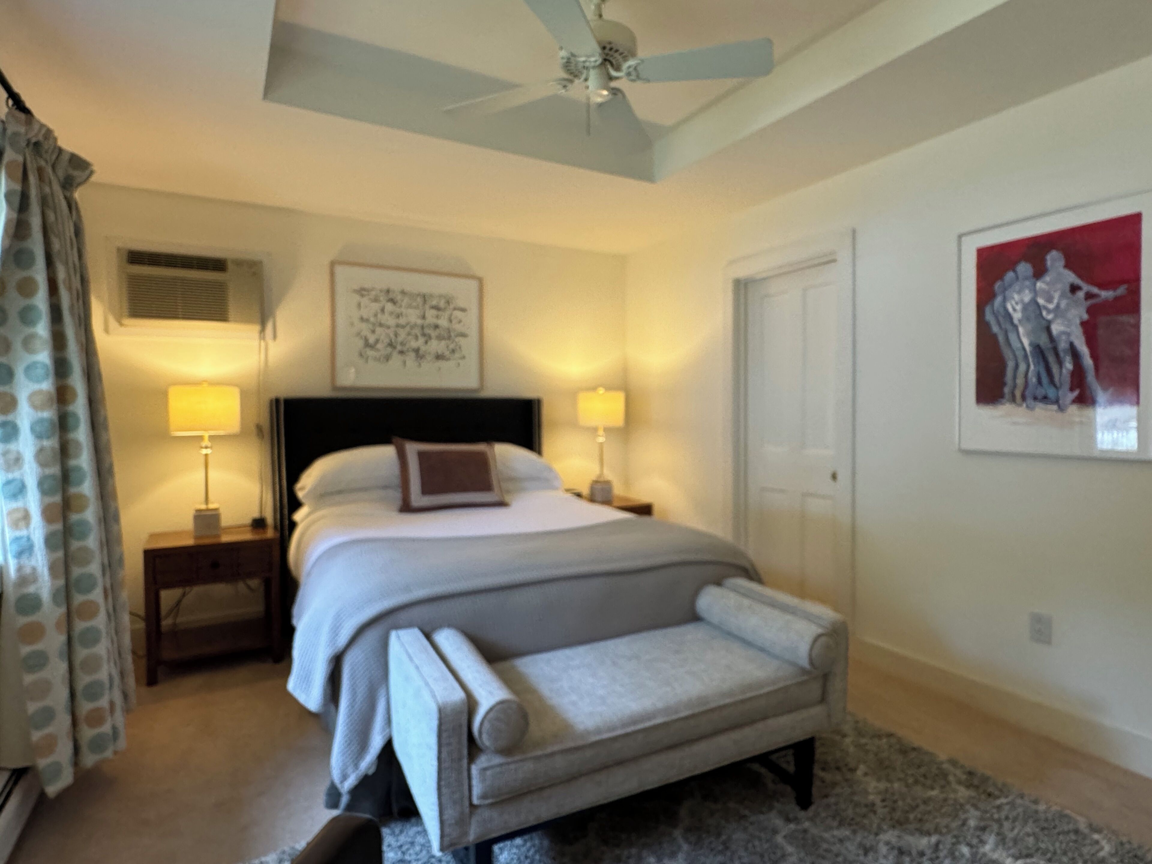 3 quartos, escrivaninha, ferros/tábuas de passar roupa