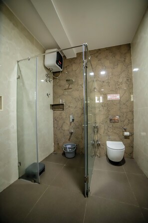 Villa | Badezimmer | Dusche, Handtücher, Seife, Shampoo