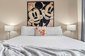 4 bedrooms, desk, iron/ironing board, travel cot - Spacious Townhome - 2 King Suites -  Pool Access - No Resort Fees - Disney (Davenport)