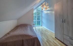 5 bedrooms, travel cot, free WiFi, bed sheets - Awesome apartment in Uggdal with WiFi (Uggdal)