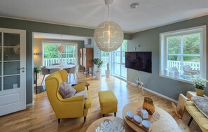 Smart TV, fireplace - Awesome apartment in Uggdal with WiFi (Uggdal)