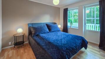 5 bedrooms, travel crib, free WiFi, bed sheets