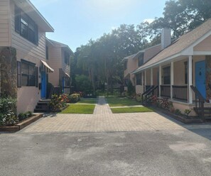 Exterior - Charming 3 bedroom Townhome with Whimsical Kids Rooms for Family Gatherings! (Tampa)