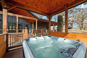 Outdoor spa tub - Luxurious 3BR Cabin Retreat with Hot Tub & Outdoor Kitchen - 5 Mins to Hochatown (Broken Bow)