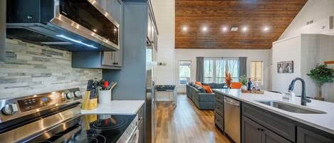 Een koelkast, een microgolfoven, een oven, een kookplaat