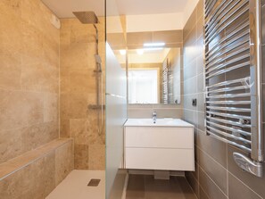 Shower, hair dryer, towels - 3-Br Apartment with Pool, Parking & Beaches 100m away (Cannes)