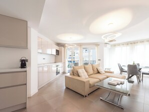 TV - 3-Br Apartment with Pool, Parking & Beaches 100m away (Cannes)
