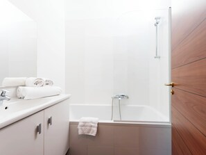 Haartrockner, HandtĂŒcher, Seife, Shampoo