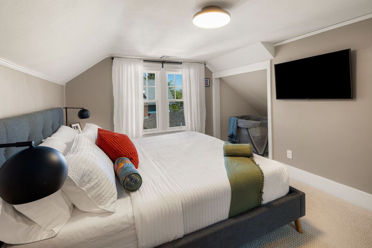 Desk, iron/ironing board, WiFi, bed sheets