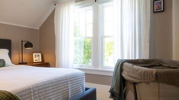 Desk, iron/ironing board, WiFi, bed sheets