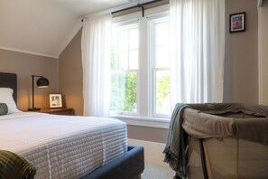 Desk, iron/ironing board, WiFi, bed sheets