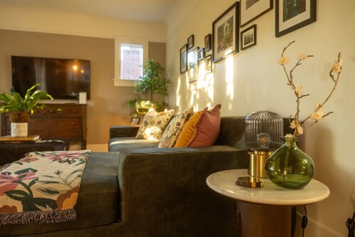 The Orchard Lux: Walking Distance to UO