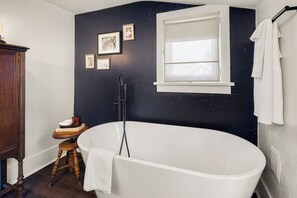Shower, towels - Orchard Luxe: Modern 3BR home steps from UO, perfect for six guests. (Eugene)
