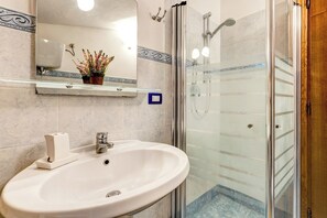 Assecador de cabells, bidet, tovalloles i sabó 