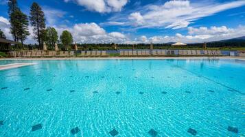 Piscine couverte, piscine extérieure