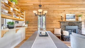 TV connectée, cheminée, livres, chaßne hi-fi