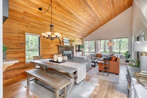 Smart-tv, eldstad, böcker och en stereo