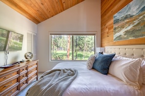 3 bedrooms, in-room safe, desk, iron/ironing board