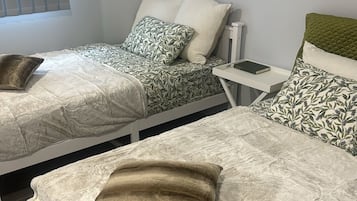 3 habitaciones, escritorio, tabla de planchar con plancha y wifi