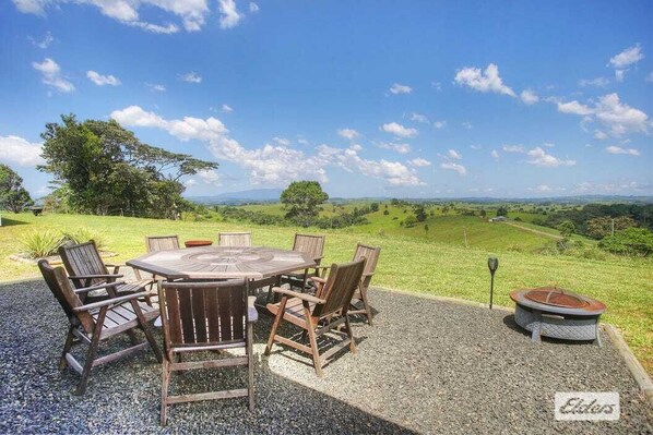 Outdoor dining - Hilltop haven spectacular views on the edge of pure rainforest Malanda.   (Jaggan)