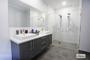 Douche, séchoir à cheveux, serviettes fournies, savon