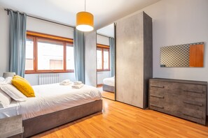 2 bedrooms, iron/ironing board, free WiFi, bed sheets - St Peters Colorful 3BDR Apartment (Roma)