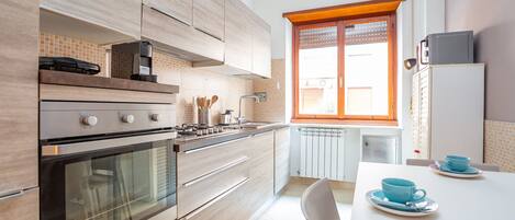 冷蔵庫、電子レンジ、オーブン、食器洗い機